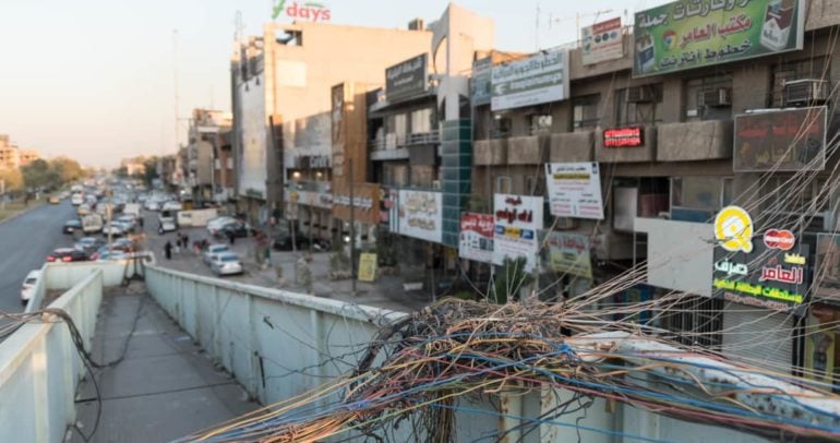 Foto von Drähten in Bagdad-Straße