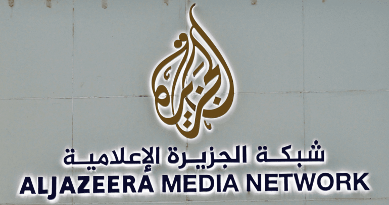 Al Jazeera-Logo an der Außenseite des Gebäudes