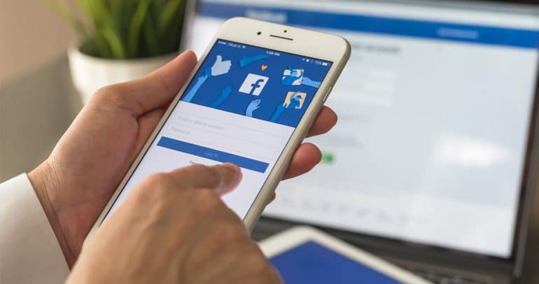 Person, die sich in der Facebook-App auf dem Handy anmeldet