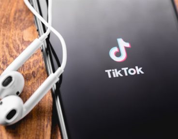 TikTok-Logo auf dem Handy