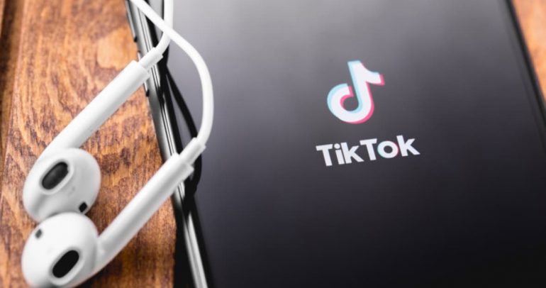 TikTok-Logo auf dem Handy